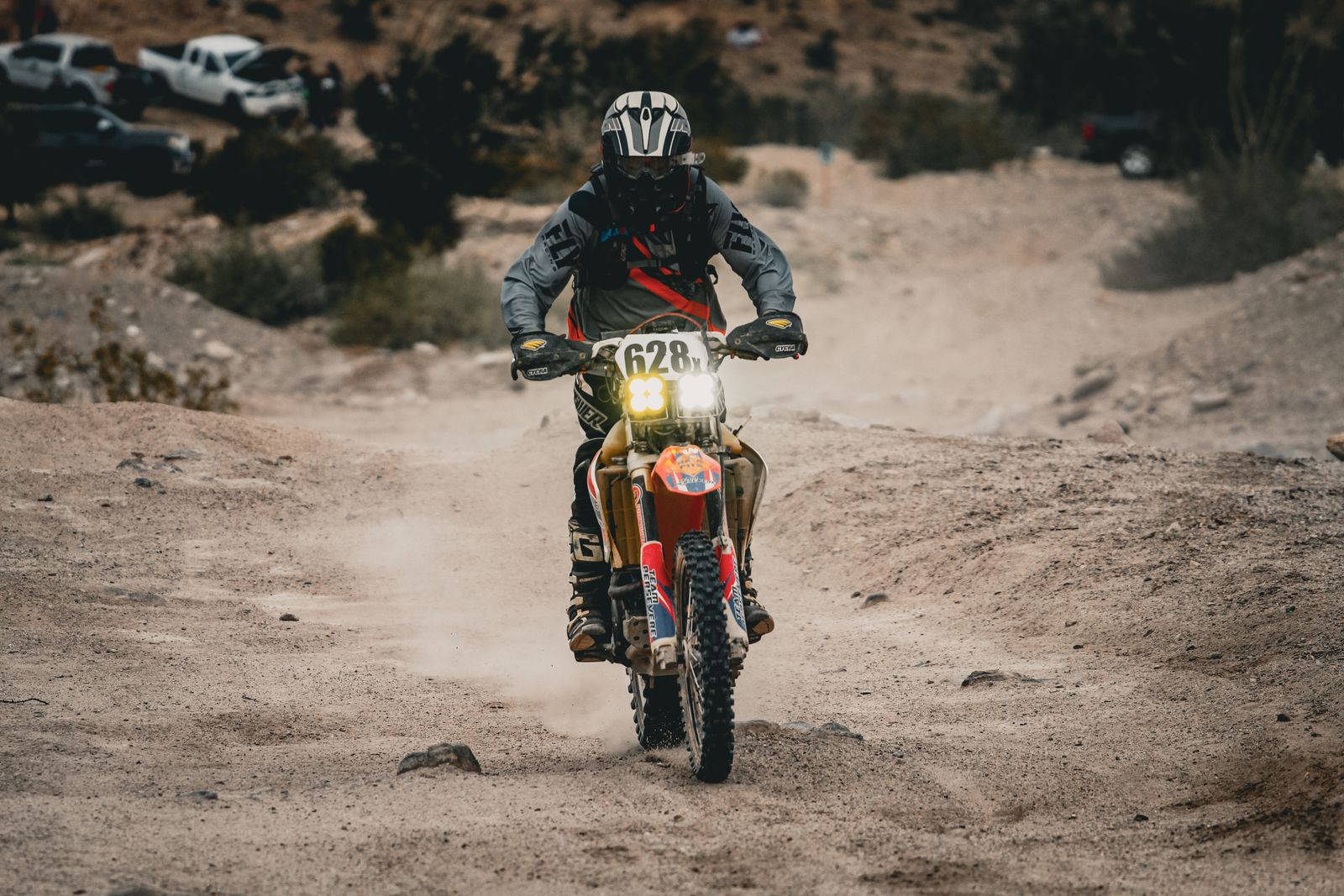 Pilote enduro sur une piste désertique, prêt à partir à l'étranger