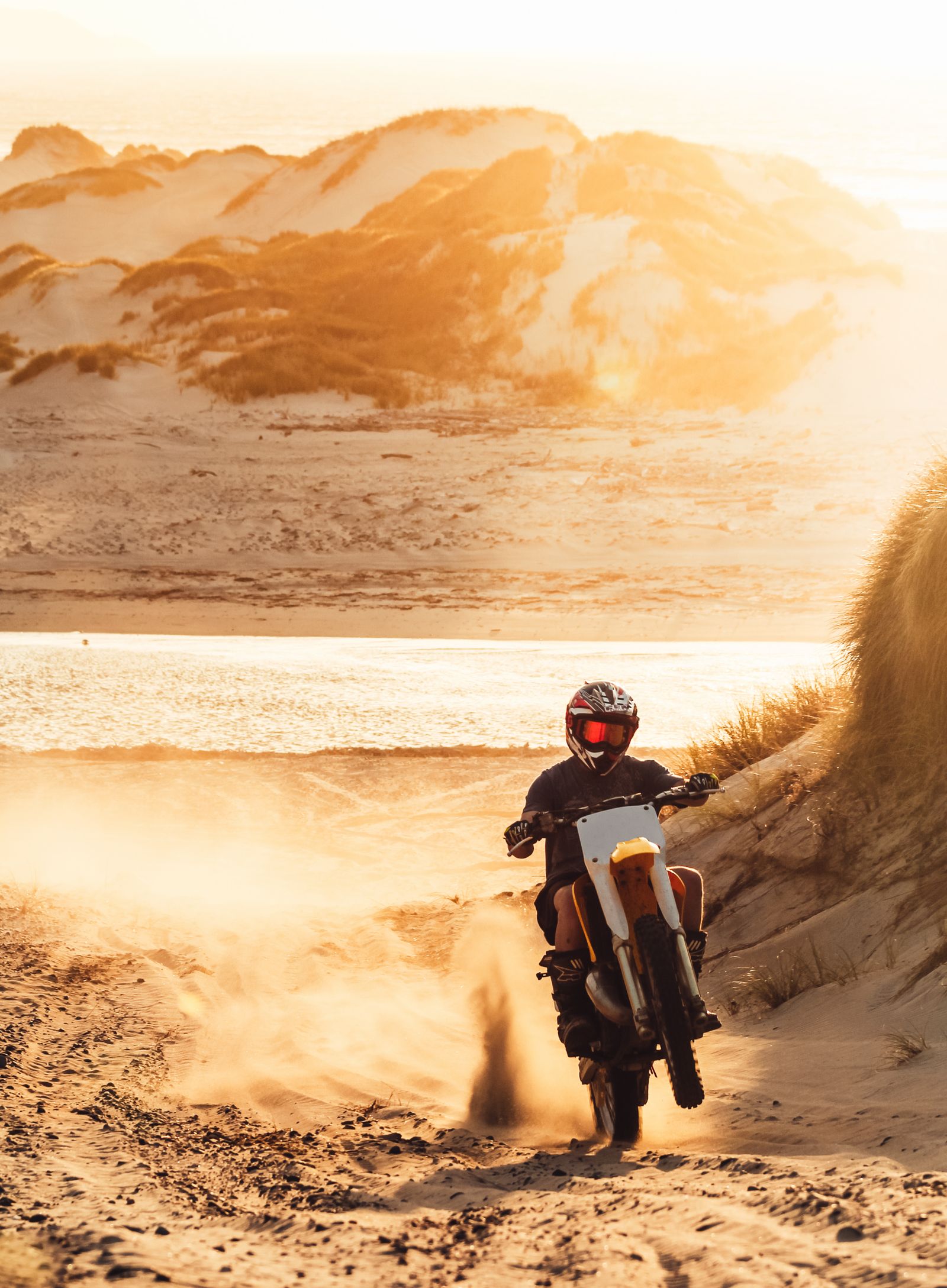 Pilote enduro sur les dunes du désert